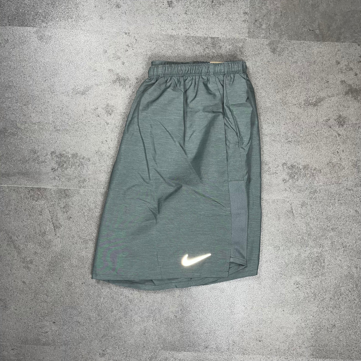 Nike Challenger Shorts 7"-Grey